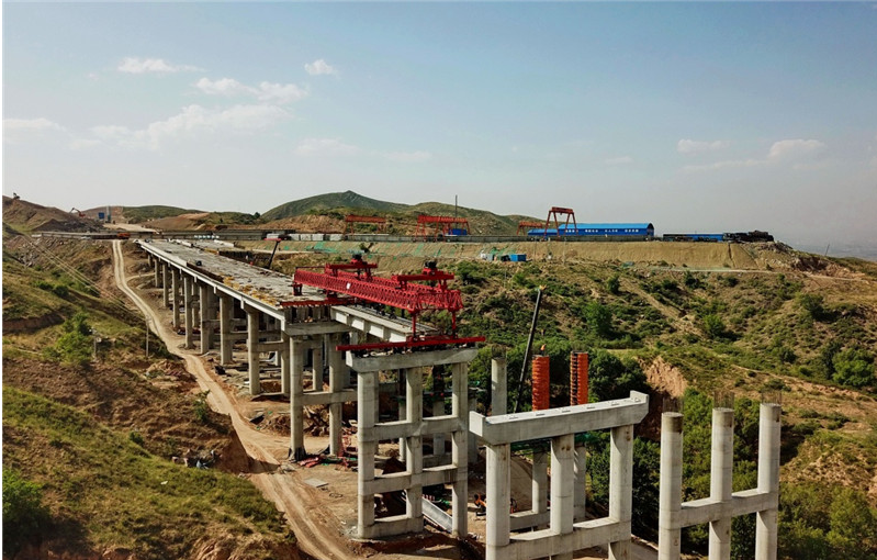 6月28日,工人在京新高速河北段三期工程张家口市宣化区塔儿村乡西庄子