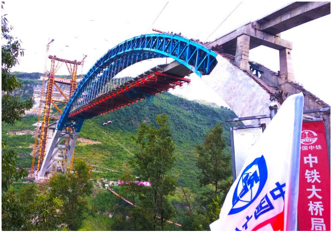桥钢桁拱拱肋混凝土总量约为18000立方,主桥为成贵铁路最大跨度的桥梁
